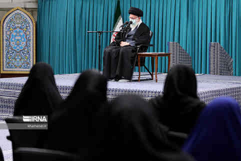رهبر انقلاب در دیدار زنان فرهیخته کشور: کسانی که حجاب کامل ندارند، متهم به بی‌دینی نکنید/ خدمات جمهوری اسلامی به زنان فراموش نشدنی است