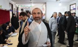 نماینده ولی فقیه در استان ایلام رای خود را به صندوق انداخت  +  گزارش تصویری
