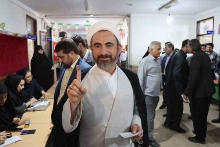 نماینده ولی فقیه در استان ایلام رای خود را به صندوق انداخت  +  گزارش تصویری
