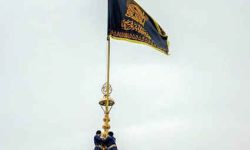 پرچم عزا بر فراز گنبد امام‌رضا(ع) برافراشته شد