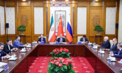 ترامپ مذاکرات چندجانبه با ایران را نمی‌پذیرد/ خشم واشنگتن از حمایت پکن و مسکو از تهران