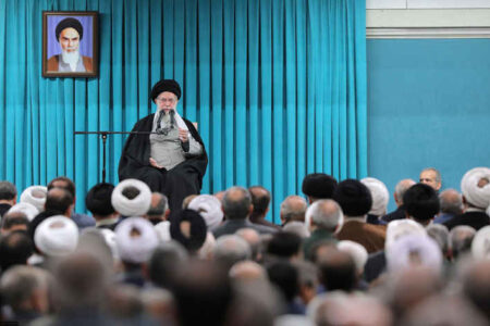 رهبر انقلاب: اصرار برخی از دولت‌های قلدر برای مذاکره، به منظور حل مسائل نیست