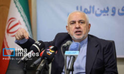 ظریف: حضور بیباکانه رهبر انقلاب، القائاتِ دروغ مزدوران را نقش بر آب کرد