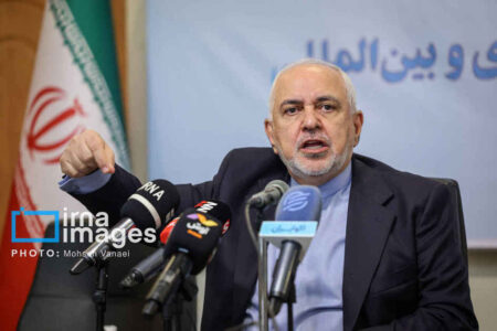 ظریف: حضور بی‌باکانه رهبر انقلاب، القائاتِ دروغ مزدوران را نقش بر آب کرد