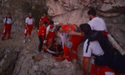 نجات جان دو گردشگر در دره «ویژدرون» با تلاش نجاتگران هلالاحمر ایلام