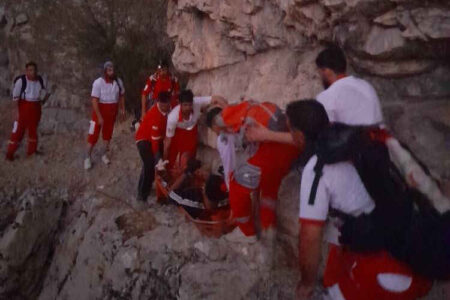 نجات جان دو گردشگر در دره «ویژدرون» با تلاش نجاتگران هلال‌احمر ایلام