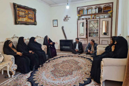 تجلیل مدیرکل کتابخانه‌های عمومی استان و مدیرکل کانون پرورش فکری کودکان و نوجوانان از مادر شهید نورمحمد بابایی