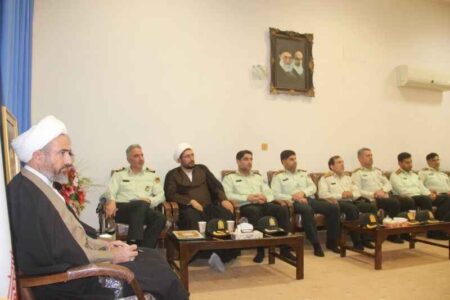 امام‌جمعه ایلام: نیروی انتظامی در خط مقدم دفاع از مردم قرار دارد