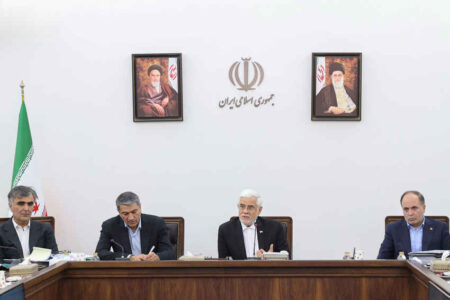 عارف: برای ثبات در بازار به دنبال ایجاد فضای امنیتی نیستیم