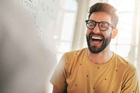 پشت پرده خنده‌های عصبی، از شرمندگی تا درمان