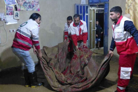 امدادرسانی هلال‌احمر آبدانان به منازل سیل‌زده شهرک هزارانی