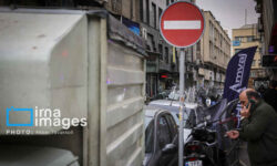 قاب زندگی | تهران، میدان رقابت عابرین و خودروها