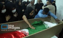 میناب در سوگ فرزندانش/ مادرانی که با عکس‌ها حرف می‌زنند