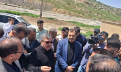 خدمت جهادی در جبهه خادمان ارتباطات به مردم همچنان ادامه دارد / دیدار مدیر مخابرات منطقه ایلام با مردم غیور و مرزدار بخش بولی از توابع شهرستان چوار