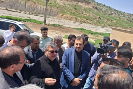خدمت جهادی در جبهه خادمان ارتباطات به مردم همچنان ادامه دارد / دیدار مدیر مخابرات منطقه ایلام با مردم غیور و مرزدار بخش بولی از توابع شهرستان چوار