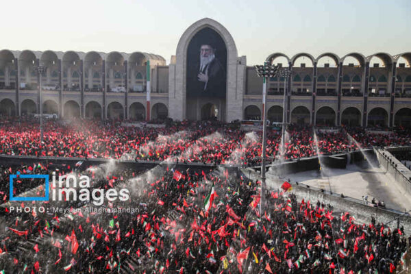 نمازی به شکوه ایران/ مصلی هنوز میزبان دلهایی است که برای آخرین سلام میآیند