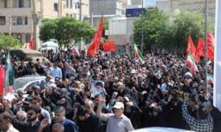 اشک و ماتم جاماندگان تشییع پیکر رهبر شهید در ایلام + فیلم