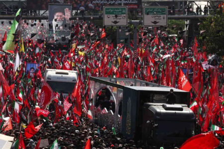 تهران در قاب دنیا؛ خیل جمعیت؛ اشکها و پرچمها سوژه لنزهای خارجی