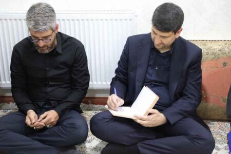 وزیر ارتباطات با خانواده مرزبان شهید «روح‌الله توسلی» در مهران دیدار کرد