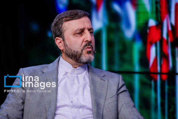 غریبآبادی: دیپلماسی در جنگ ادامه دارد، اما با ادبیاتی متناسب با شرایط جنگی