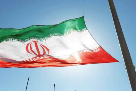 بزرگترین پرچم غرب کشور در صالح‌آباد مهران به اهتزاز درآمد