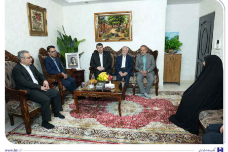 دیدار افشین خانی با خانواده اولین شهید بانک صادرات ایران/ تاکید بر الگوبرداری از سیره شهدا در خدمترسانی به مردم